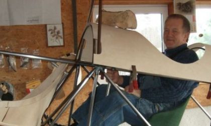 ANBO II konstruktorius Rolandas Kalinauskas primatuoja lėktuvo sėdynes.jpg